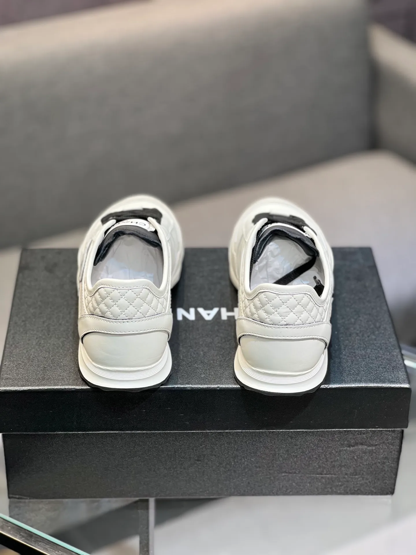 Men's men's shoes 💰620 Exclusive real shot (top version) CHANEL Chanel 2025ss color matching thick-soled casual sports shoes and sneakers. The counter is synchronized. The counter is very popular. A shoe that is very difficult to buy. The most popular thick-soled panda shoes on the Internet. It can be imagined that Xiaoxiang control can't miss it. It has both good looks and comfort. Simple and versatile white shoes. The thick sole increases the height and is super versatile. Close your eyes and wear it. Whoever wears it will look better. Upper: calfskin Lining: imported sheepskin lining Outsole: TPU original outsole Size: 35-44 (customized for women 41 and 40, and 45 for men)